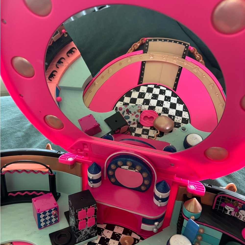 LOL Suprise Beauty Shop Toy